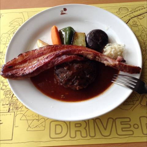 城山自家製ベーコン焼きとハンバーグのコンビランチ