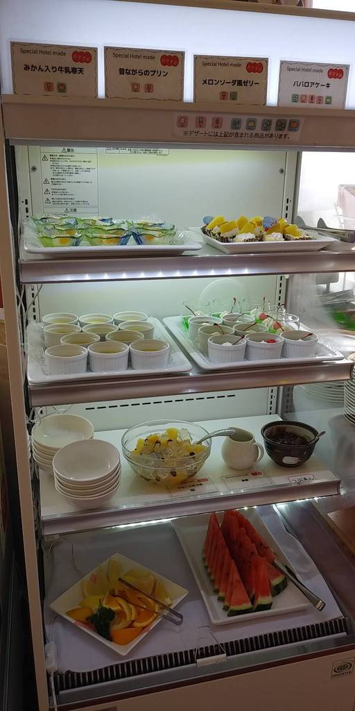 クリームソーダ風ゼリー、ババロア、昔ながらのプリン、みかん入り牛乳寒天、すいか、オレンジ、あんみつ