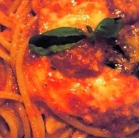 糸引きチーズのトマトソースパスタ