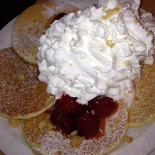 ストロベリーホイップクリームとマカデミアナッツ