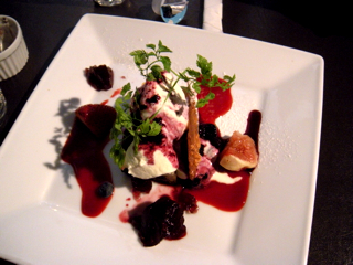 自家製ブルーベリーソースのチーズケーキ