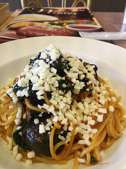 なすとモッツァレラチーズのミートソーススパゲティ