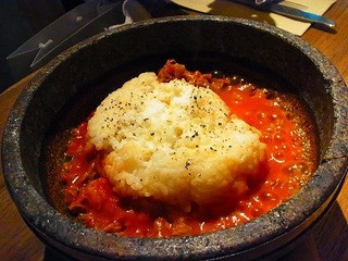 牛バラ煮込みとチーズの石焼ご飯