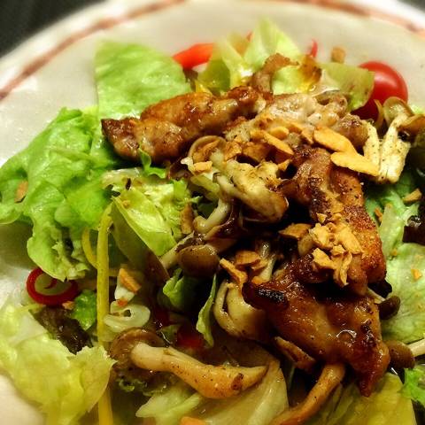 チキンときのこのあつあつサラダ