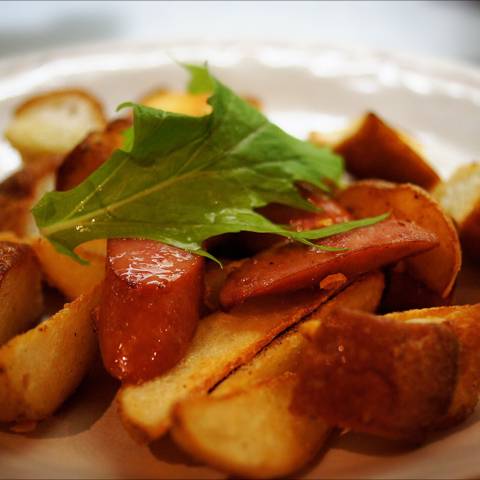 ソーセージとポテトのガーリックソテー