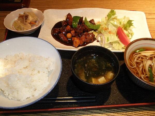 甲州とりもつ煮とミニそばのセット