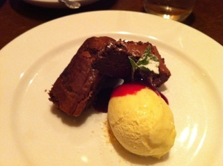 ガトーショコラとバニラのアイス添え