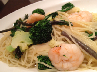 エビとブロッコリー、ロマネスコの塩味パスタ