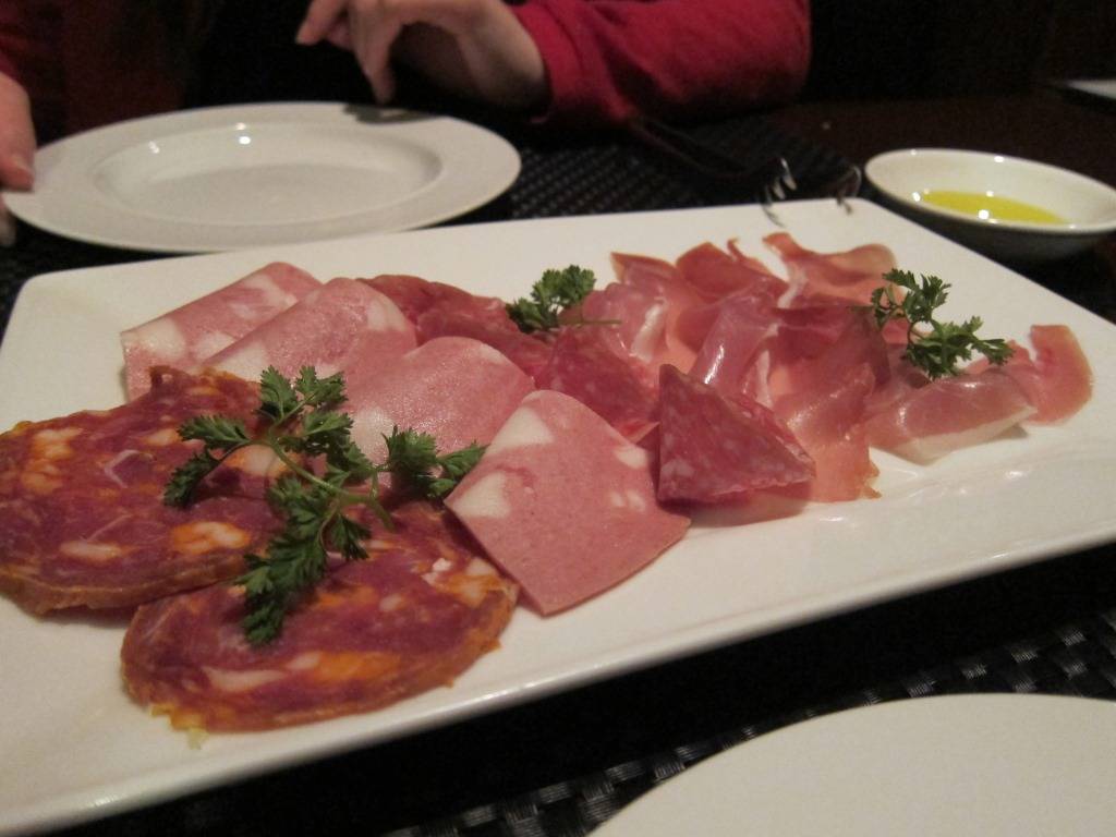 生ハムとサラミの盛り合わせ