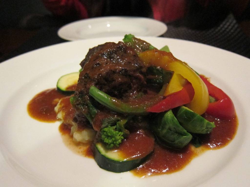 国産牛ホホ肉のやわらか煮込み　赤ワイン風味