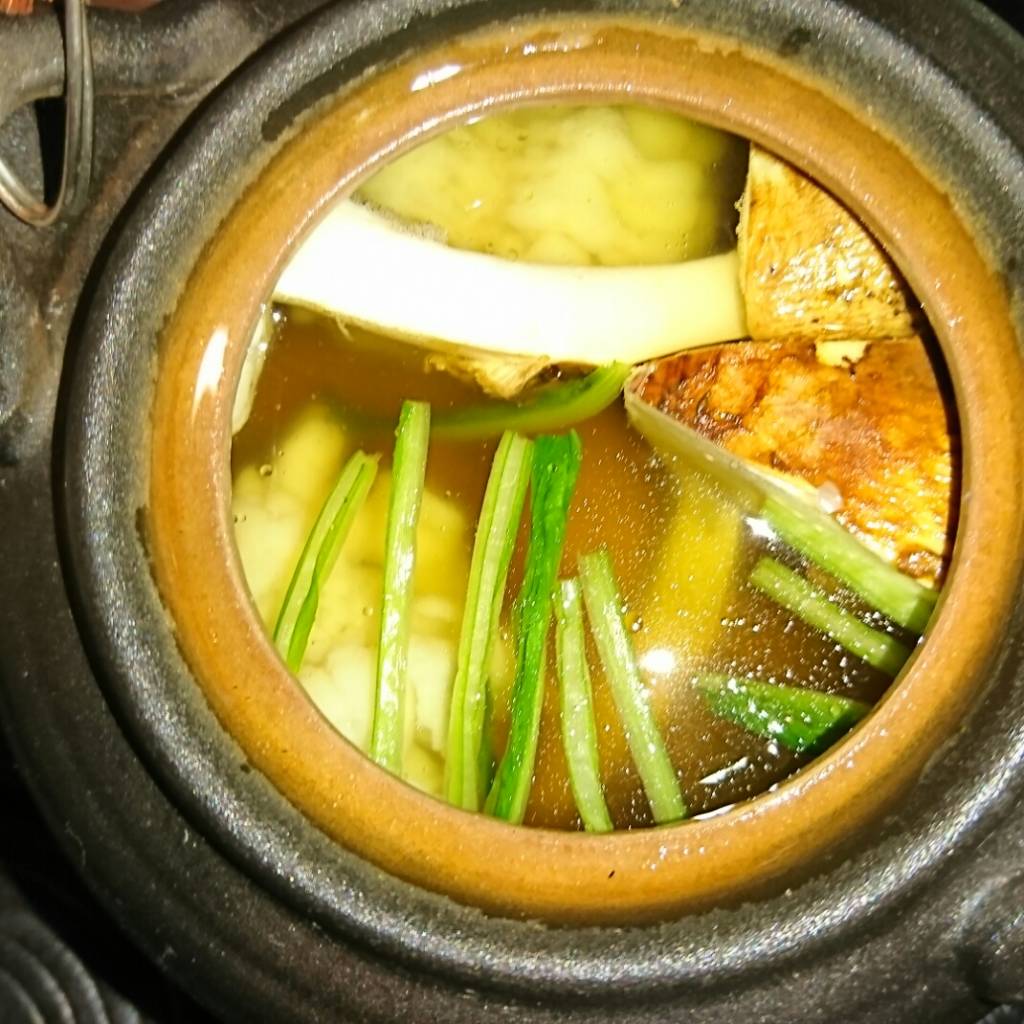 いけまさ亭の、１０月度のお昼ご飯定食の松茸の土瓶蒸しの中身です。
