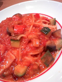 プロヴァンス野菜とベーコンの塩麹トマトソースパスタ