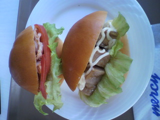 ロールパンのサンドイッチ