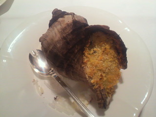 つぶ貝の器入りカレーグラタン