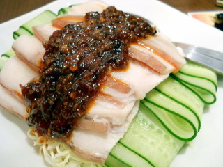 食べるラー油のかかった薄切り豚肉の冷菜