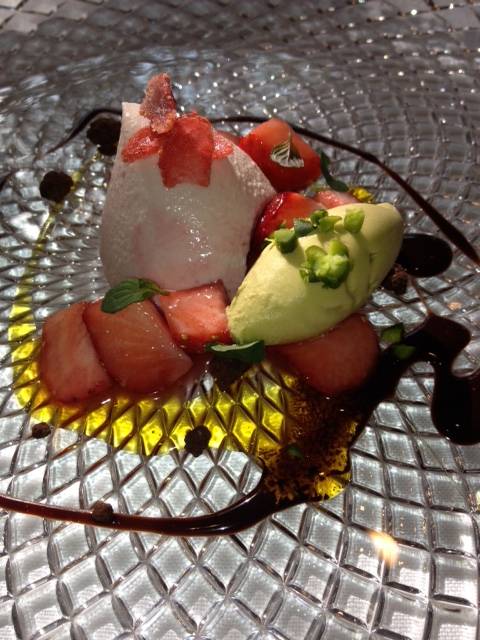 苺のパンナコッタ　ピスタチオのジェラートとともに