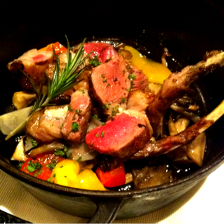 骨付き子羊の炭火焼きココット仕立てバルサミコソース