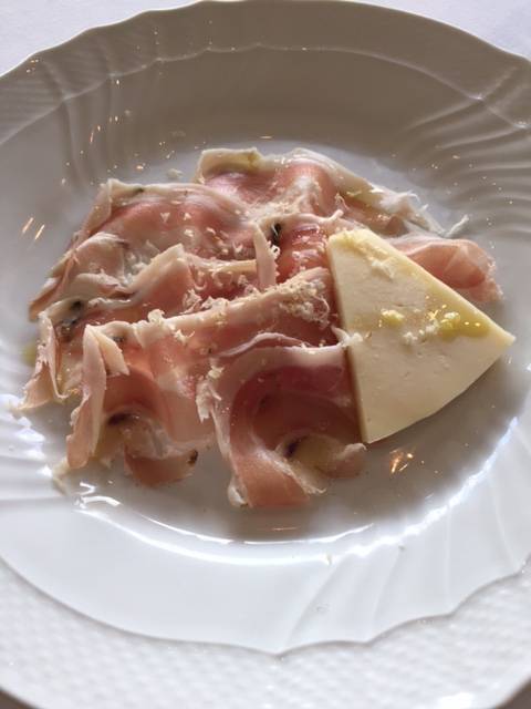 燻製生ハム“スペック”とアジアーゴチーズ