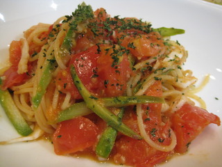 アスパラとトマトのパスタ