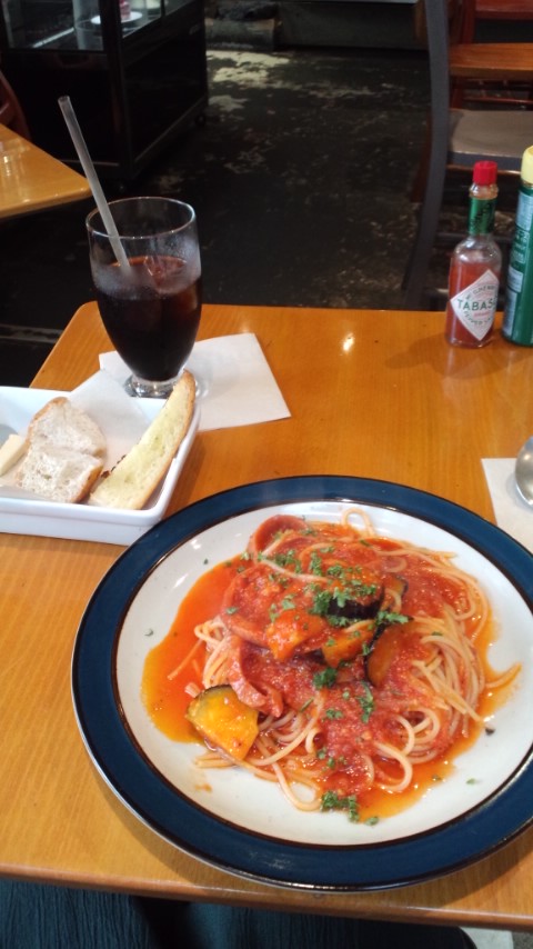 茄子とチョリソーのトマトソースパスタ