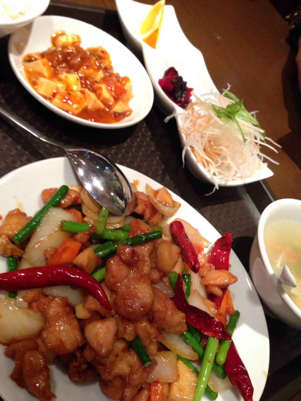 若鶏と唐辛子のピリ辛炒め定食