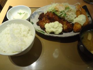 チキン南蛮とエビフライの定食