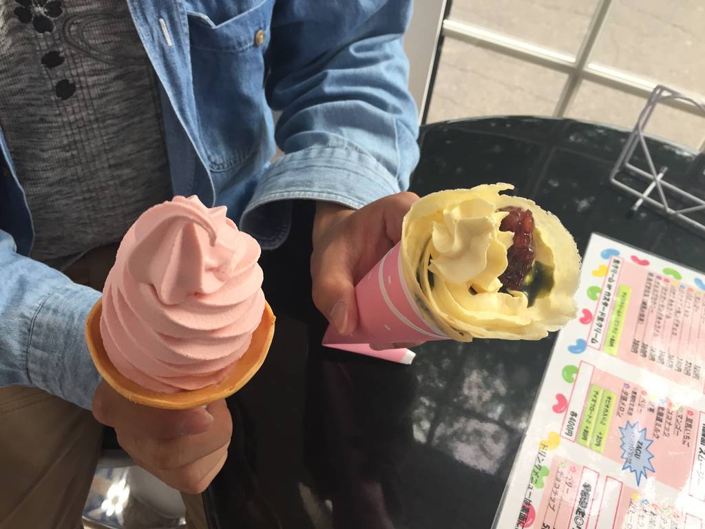 イチゴのアイスクリーム。カスタードクレープ
