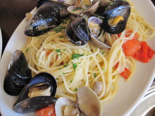 新鮮な貝類のスパゲティ　ナポリ風