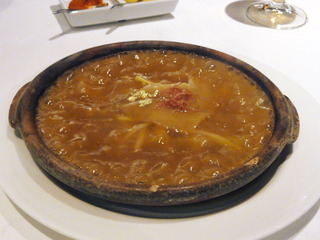 フカヒレの姿煮込み、地鶏の濃厚スープ　陶板仕立て