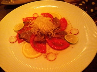 牛タタキとフレッシュトマトのカルパッチョ