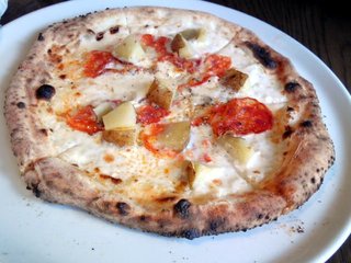 サラミとジャガイモのピッツァ