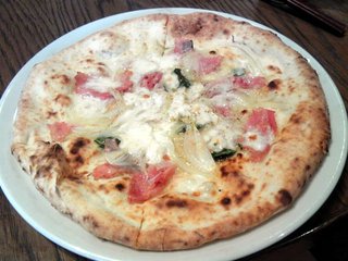 生ハムとたまねぎのモッツァレラピッツァ