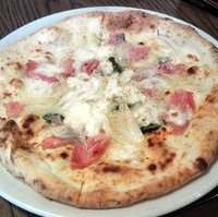 生ハムとたまねぎのモッツァレラピッツァ