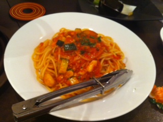 フレッシュトマトとモッツァレラチーズのトマトソースパスタ