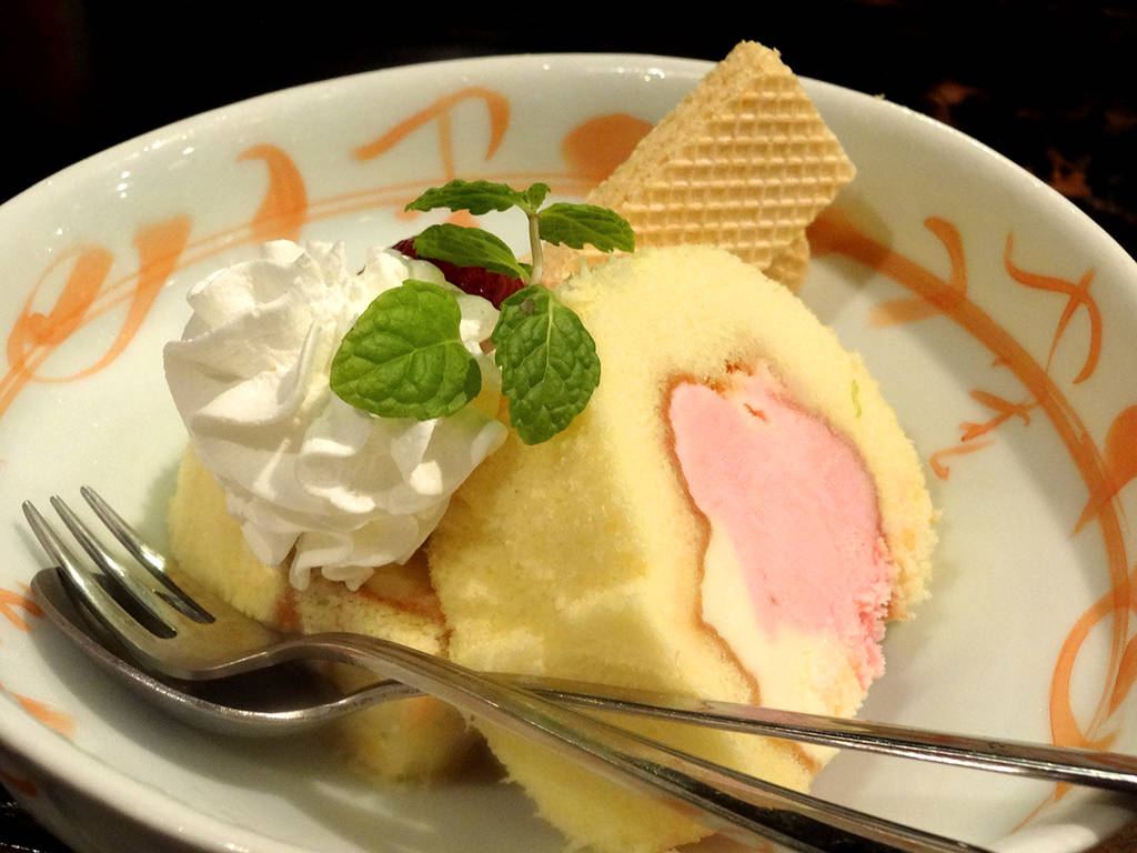 苺のアイスロールケーキ