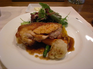 トマトのリゾットを詰めた鳥モモ肉のロースト