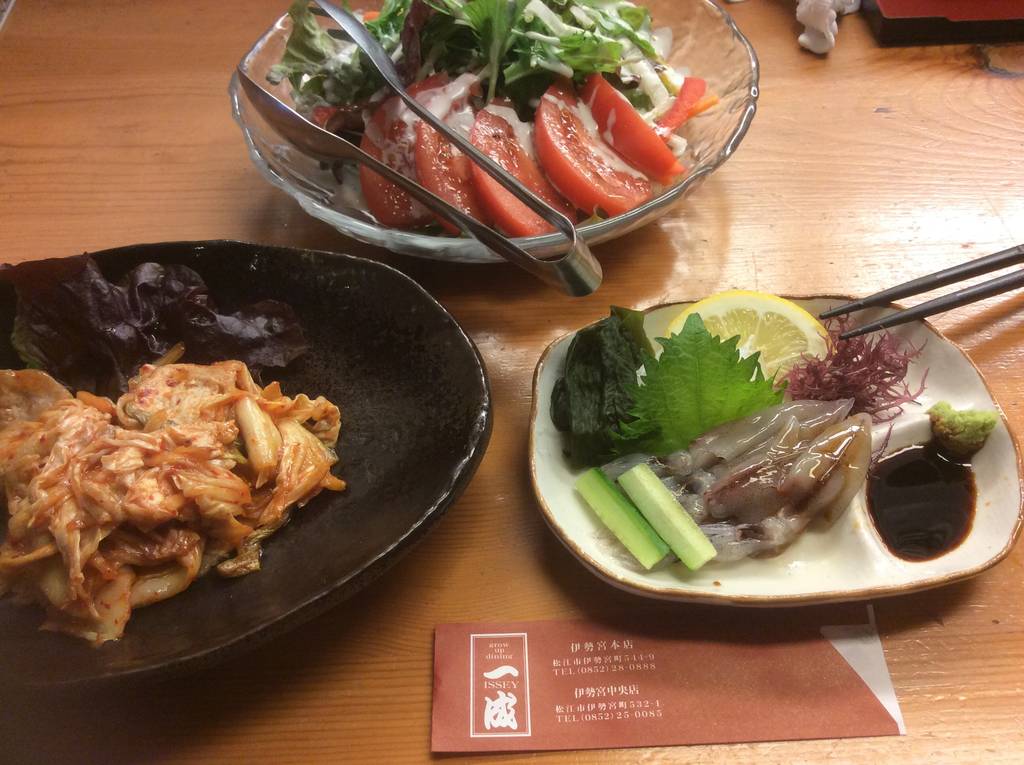 地産地消の季節野菜サラダ（上）と魚介類のお刺身（右）豚キムチ（左）
