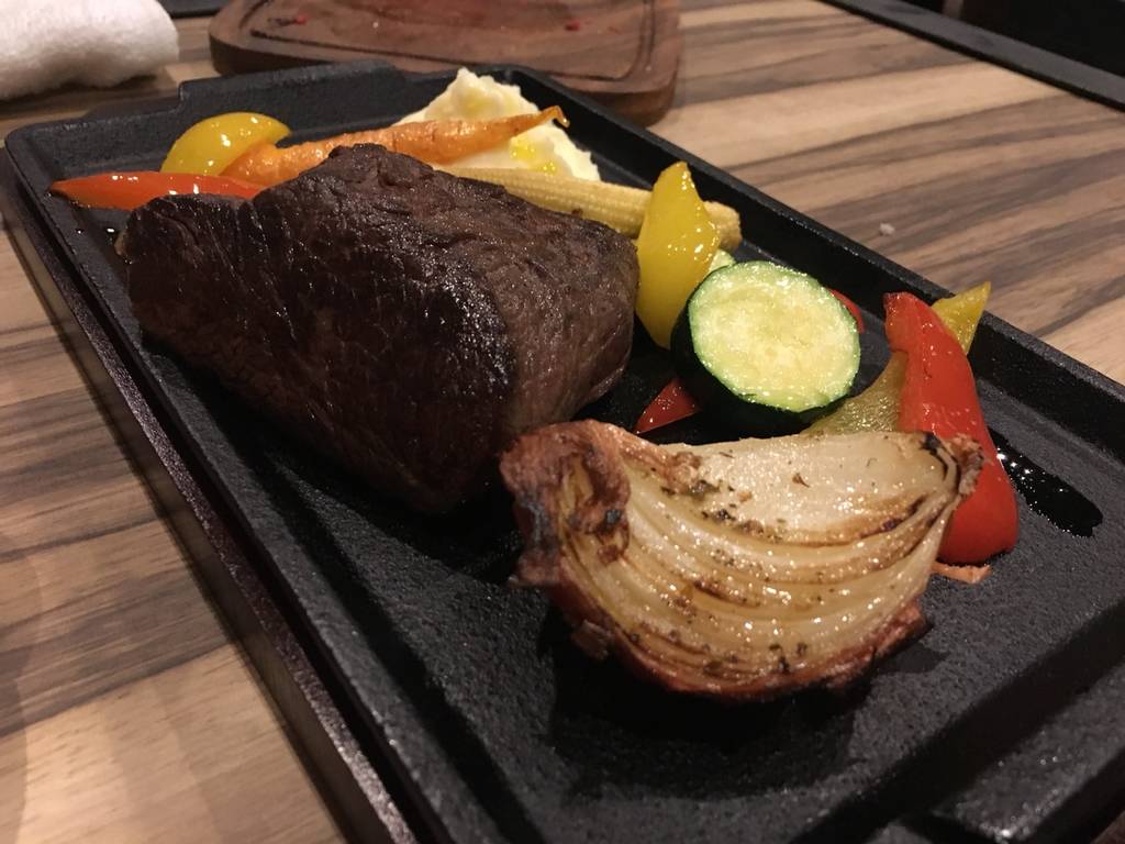 ３，５００円コースで楽しめる、豪華！チキンステーキ＆ステーキの盛り合わせ