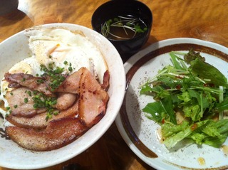 ベーコンエッグ丼（塩）