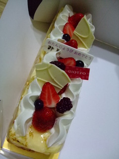 ババロアをクレープで包んだケーキ