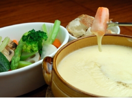 有機野菜と国産小麦バゲットのチーズフォンデュ