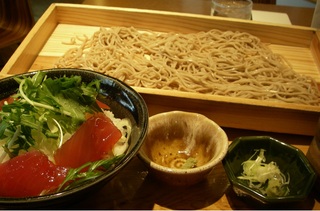 ミニまぐろ丼と板そば