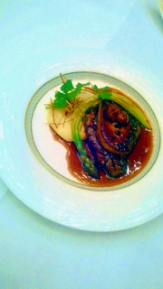 牛フィレ肉とフォアグラのロッシーニ　トリュフソース