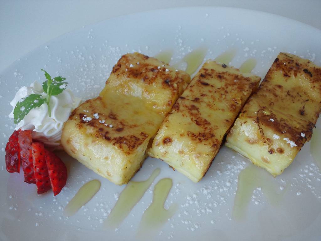 フレンチトースト、パプリカベーコンのトマトソースパスタ