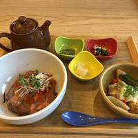 赤身肉の和風ローストビーフ丼　だし茶漬け…