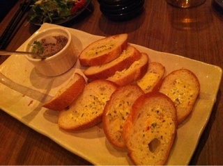 鶏のレバーペースト　ガーリックトースト添え