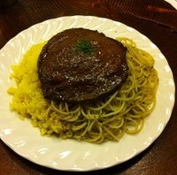 牛肉の薄切りステーキ　　バターライスとスパゲッティ添え