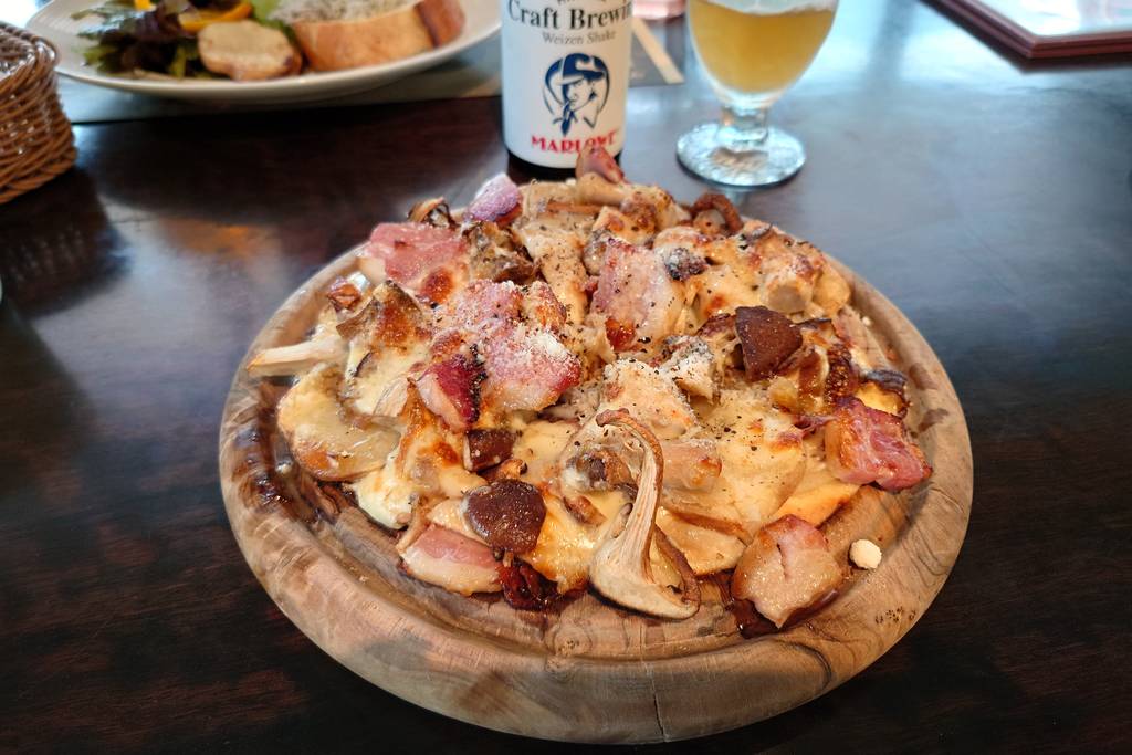 平田牧場三元豚無添加ベーコンと旬のたっぷりキノコピザ