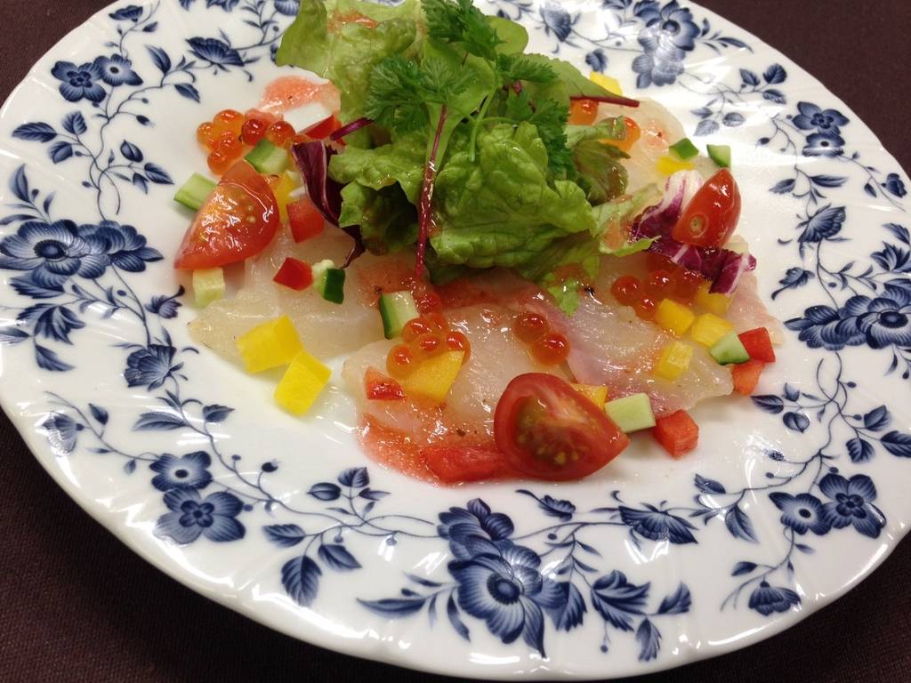 真鯛とイクラのカルパッチョ　サラダ仕立て