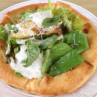 朝摘みハーブとサラダをのせたヘルシーピッツァランチ